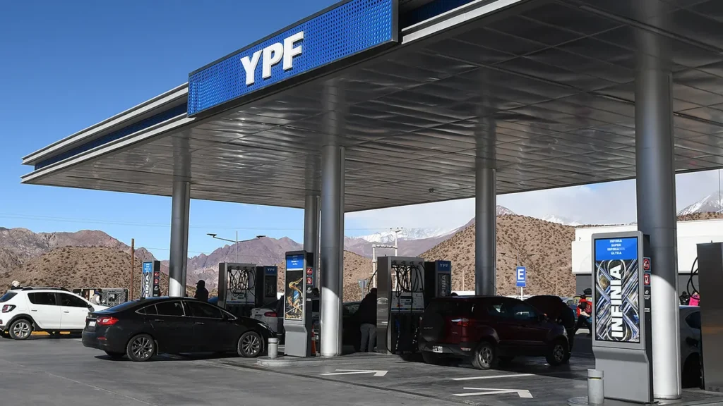 Estación de servicio de YPF en Argentina, empresa energética cuyas acciones cotizan en NYSE bajo el ticker YPF